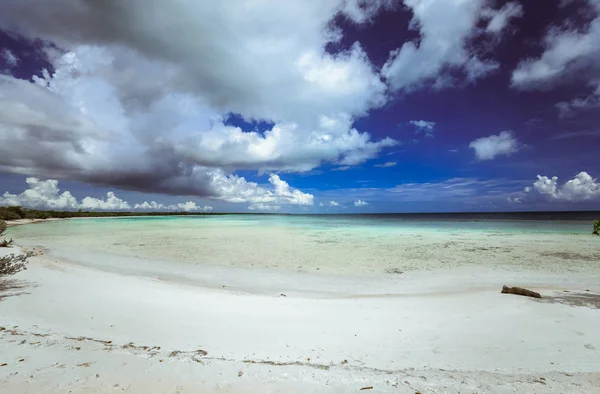 Increíble hermosa vista de la laguna de playa de la isla cubana de Cayo Coco en el soleado día bonito — Foto de Stock