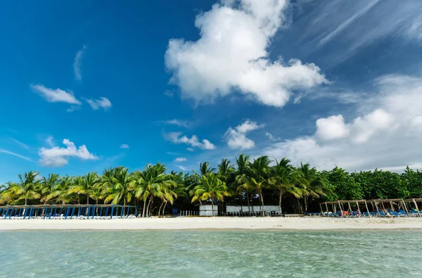 Increíble vista de arena blanca invitando a la playa de palmeras con nubes esponjosas desde el lado del océano — Foto de Stock