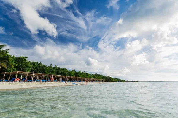 Hermosa vista de arena blanca invitando a la playa con gente de fondo en la isla cubana de Cayo Coco — Foto de Stock