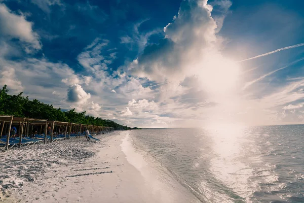 Amazing view of Cuban Cayo Coco island beach at bright sunset time with people in background — Stock Photo, Image