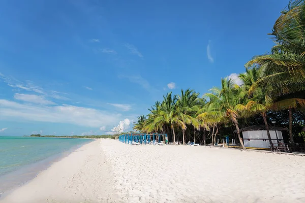 Потрясающий красивый вид на белый песок приглашая пляж — стоковое фото