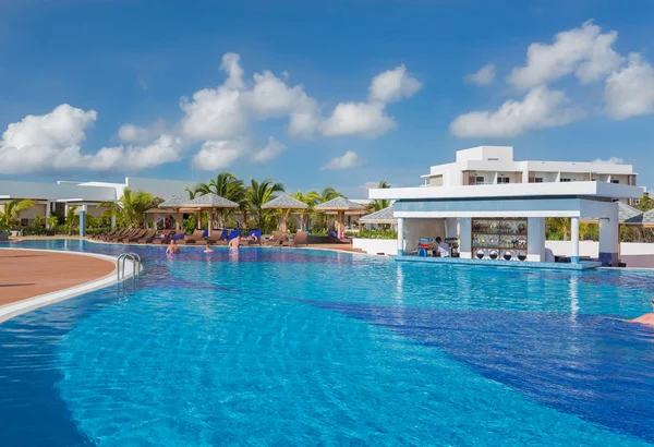 Hermosa vista de la piscina en Iberostar Playa Pilar resort con gente relajada y disfrutando de sus vacaciones — Foto de Stock