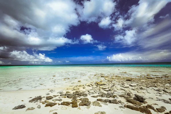 Hermosa vista atractiva de la playa tropical salvaje y el océano en la isla cubana de Cayo Coco Imagen de stock