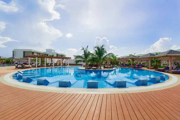 Hermosa vista de una piscina redonda en Iberostar Playa Pilar resort con gente relajada en el fondo Fotos de stock