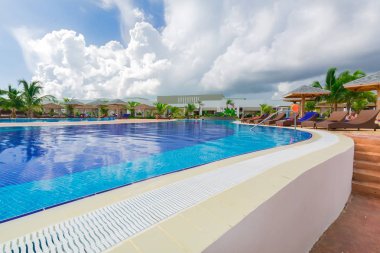 rahatlatıcı ve arka planda Yüzme insanlarla rahat rahat Yüzme Havuzu görünümünü davet