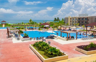 büyük, geniş açık rahat Yüzme Havuzu rahatlatıcı ve onların zaman zevk insanlarla davetkar görünümü