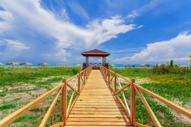 ahşap yol plaj çardak güneşli günde önde gelen güzel çarpıcı davetkar görünümü