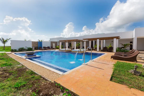 Acogedora hermosa vista del balneario del complejo y la piscina en un día soleado — Foto de Stock