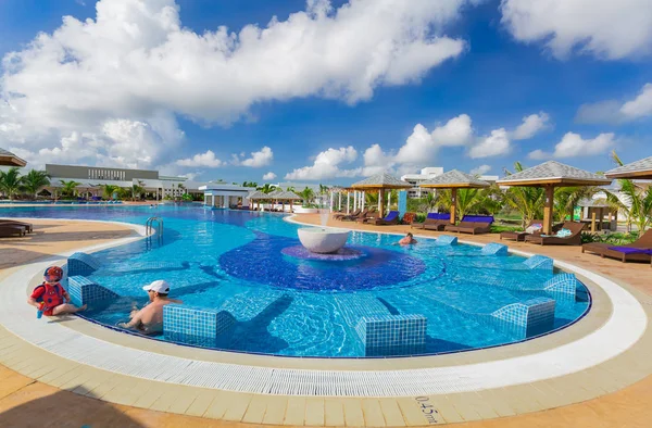 Acogedora vista de la cómoda y acogedora piscina con personas relajadas, nadando en primer plano, fondo — Foto de Stock