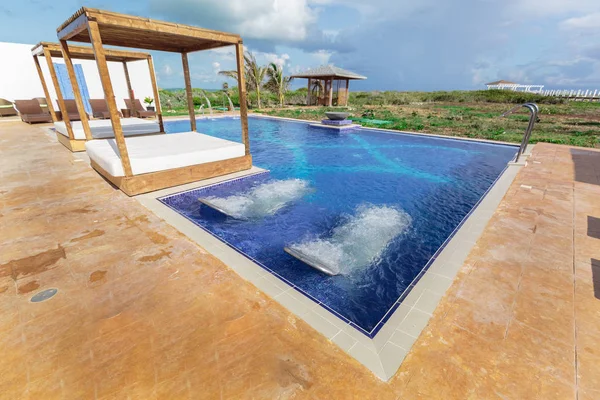 Hermosa hermosa vista del balneario del complejo y piscina con camas de masaje acuático —  Fotos de Stock