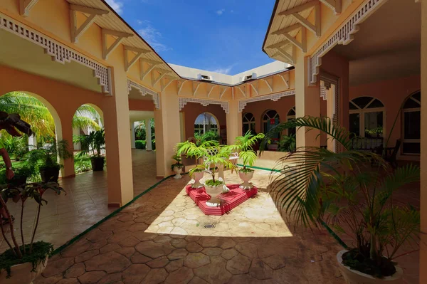 Magnifique vue sur le paysage naturel du domaine de l'hôtel Memories Caribe et belle architecture élégante — Photo