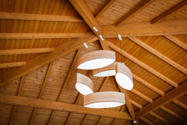 Bella bella vista di eleganti luci interne elettriche soffitto moderno — Foto Stock