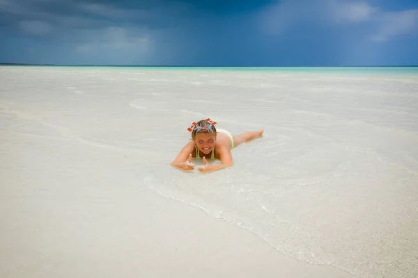 Smile little girl relaxing in crystal clear tranquil ocean at Cayo Coco island, Cuba on sunny day — Stock Photo, Image