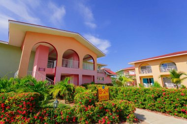 güneşli resort binalar ve mavi gökyüzü arka plan karşı alanlarına muhteşem görünümü