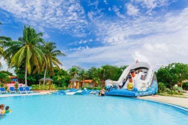 otel gerekçesiyle Yüzme Havuzu ve rahatlatıcı ve onların zaman zevk insanlar inanılmaz güzel manzara görünüm 