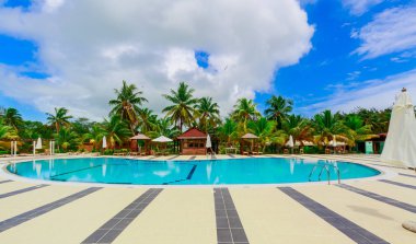  rahat, rahat Yüzme havuzlu plaj alanı yer alan otel gerekçesiyle muhteşem, çarpıcı bir görünümünü davet