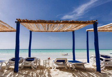Küba Cayo Coco Island beach insanlarla arka planda rahatlatıcı davetkar güzel manzara muhteşem güneşli