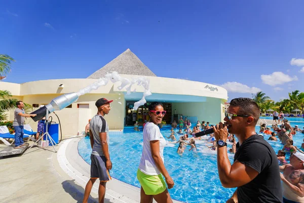 Felice sorridente, persone gioiose rilassarsi e godersi il loro tempo in piscina schiuma partito — Foto Stock