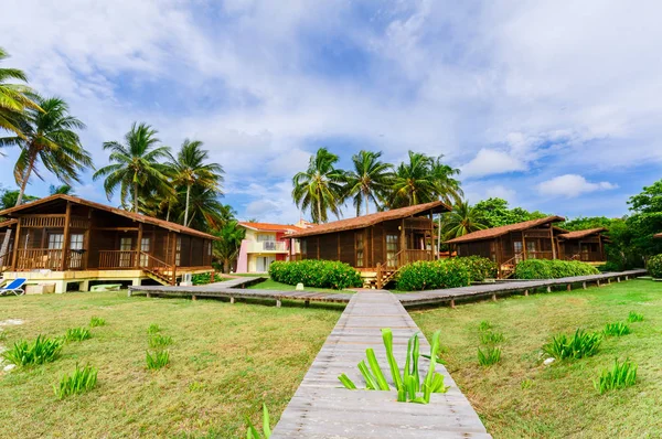 Acogedora hermosa vista de los terrenos del hotel con bungalow acogedoras, confortables casas de pie cerca de la zona de la playa i — Foto de Stock