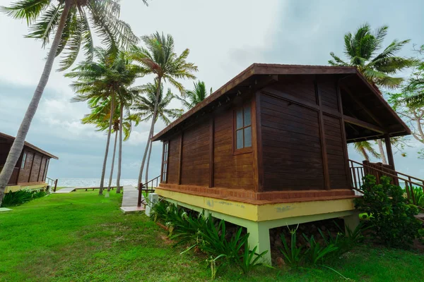 Gorgeous front side view of bungalow house standing near the the ocean — Stock Photo, Image