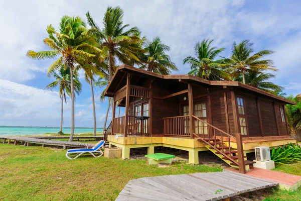 Hermosa, impresionante vista de los jardines del hotel con bungalow acogedoras y confortables casas de pie en la playa — Foto de Stock