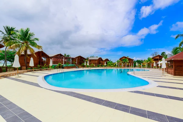 Gorgeous, stunning view of hotel grounds with cozy, comfortable swimming pool located near the beach area — Stock Photo, Image