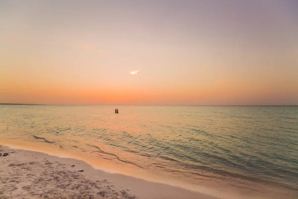 Vue imprenable sur l'heure du coucher du soleil à l "île de Cayo Coco — Photo