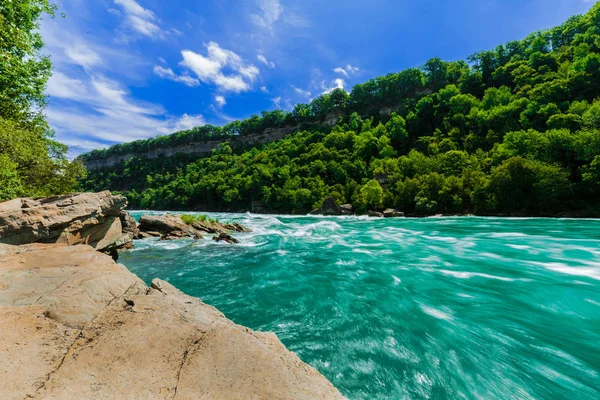 Amazing beautiful stunning view of Niagara Falls escarpment rushing river and grounds on sunny summer day — Stock Photo, Image