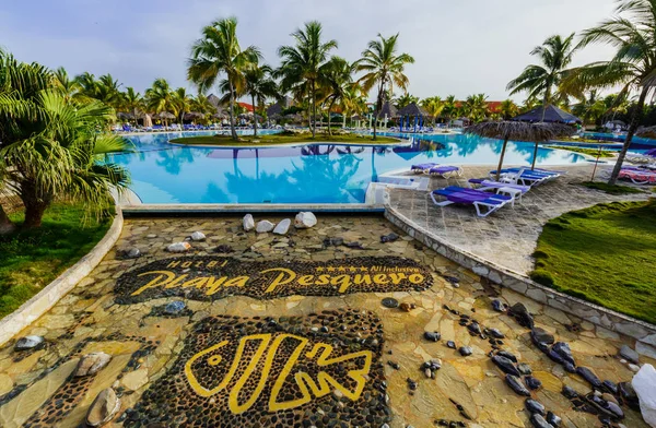 Splendida vista invitante della piscina di lusso e del parco dell'hotel nel giardino tropicale nel primo mattino — Foto Stock