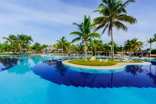 Belle vue invitante sur la piscine de luxe et le terrain de l'hôtel dans le jardin tropical — Photo