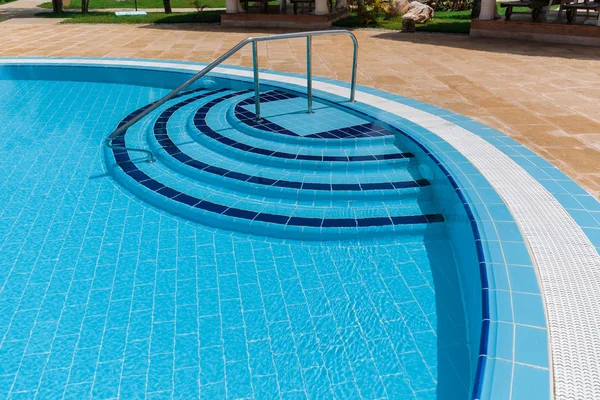 Amazing stylish modern blue ceramic tiles swimming pool entrance, with crystal azure clear turquoise water — Stock Photo, Image