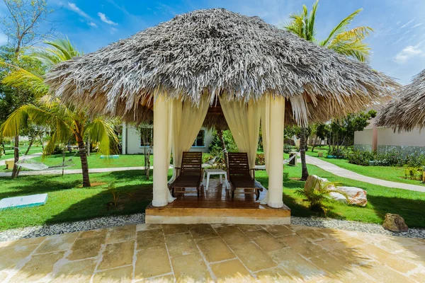 Vista de la acogedora y acogedora glorieta en el jardín tropical en el soleado hermoso día de relax — Foto de Stock