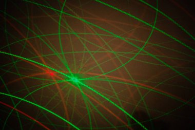 koyu kahverengi zemin üzerine çeşitli lazier renkli ışıklar teknoloji görünümünün güzel soyut parçası