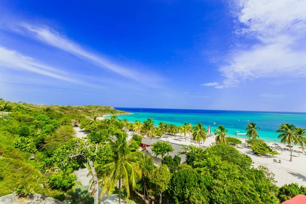 Holguin il Küba tropikal davetkar plaj ve sakin masmavi turkuaz okyanus şaşırtıcı görünümü — Stok fotoğraf