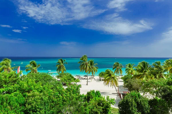 Holguin Eyaleti, Küba tropikal davetkar plaj ve sakin masmavi turkuaz okyanus şaşırtıcı görünümü — Stok fotoğraf