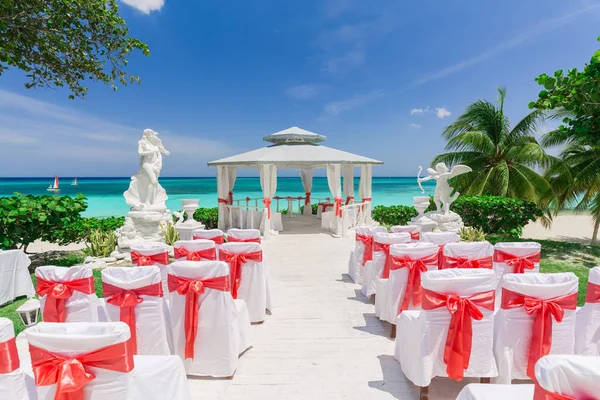 Increíble vista del evento de ceremonia de boda decorado cenador contra el cielo azul y el fondo del océano —  Fotos de Stock