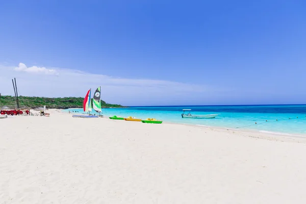 Καταπληκτική θέα προσκαλώντας τροπική παραλία λευκή άμμο με ανθρώπους που χαλαρώνουν στο παρασκήνιο ηλιόλουστη ημέρα — Φωτογραφία Αρχείου