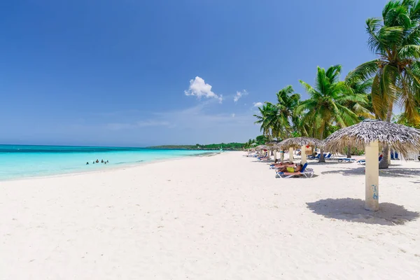 Prachtig mooi, geweldig uitzicht van tropische uitnodigende strand en rustige azuurblauwe turquoise Oceaan met mensen ontspannen in achtergrond — Stockfoto