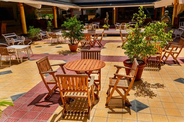Amazing beautiful view of outdoor patio at Playa Pesquero hotel grounds — Stock Photo, Image