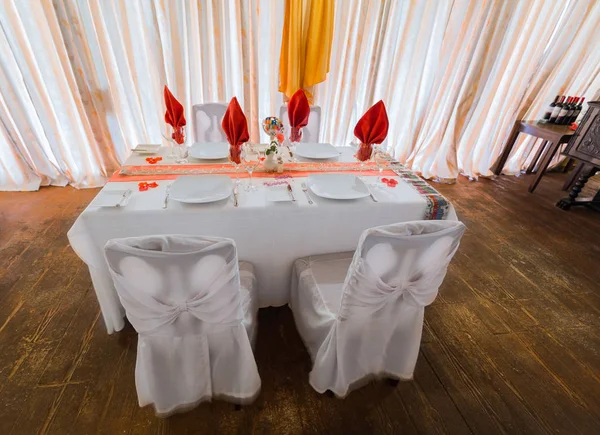 Hermosa vista atractiva de la mesa decorada de cumpleaños en el restaurante vintage de moda, listo para servir a sus invitados —  Fotos de Stock