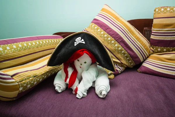 Vista da vicino di stupefacente figura asciugamano fatto a mano decorato con cappello pirata per la festa di Halloween — Foto Stock