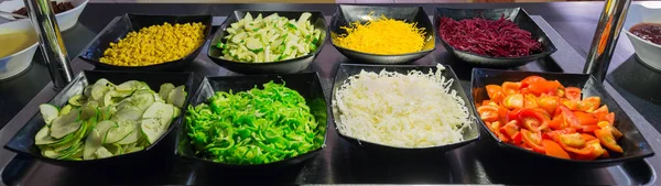 Görünümü güzel iştah açıcı taze sebze salata koyu seramik tabak içinde küçük parça