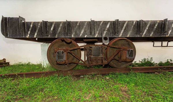 Increíble vista lateral de la antigua plataforma de tren de carga vintage oxidado en las vías del tren —  Fotos de Stock
