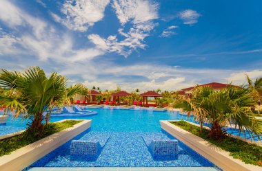 Görünüm rahat şık bir yüzme havuzu ve zemin güneşli güzel yaz günü davet