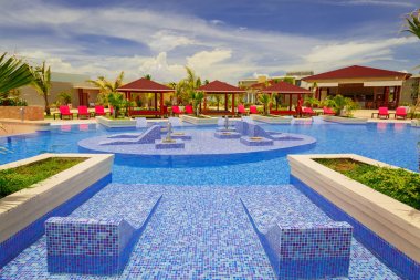 güzel rahat şık bir yüzme havuzu ve zemin gün güneşli güzel yaz