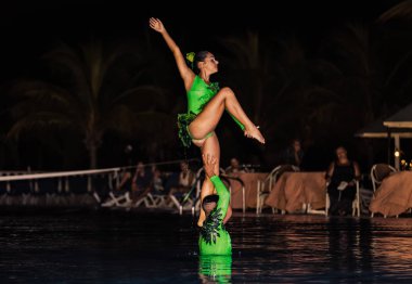 otel eğlence ekibi muhteşem performans geceleri güzel su gösterisi