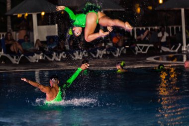 otel eğlence ekibi gece muhteşem su büyük performans göstermek