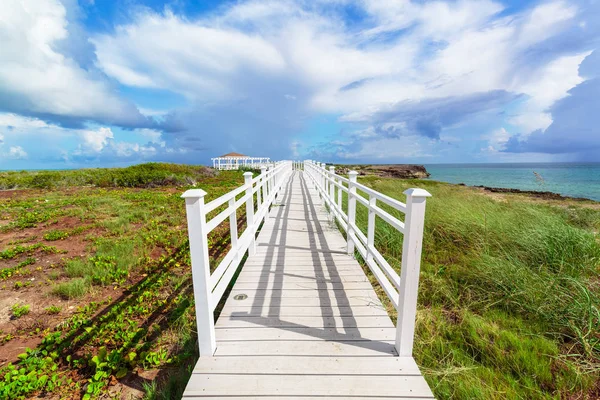 Pohled na dřevěné cesty vedoucí směrem na pláž a moře Kouzelná modrá obloha pozadí na kubánské Cayo Guillermo ostrov — Stock fotografie