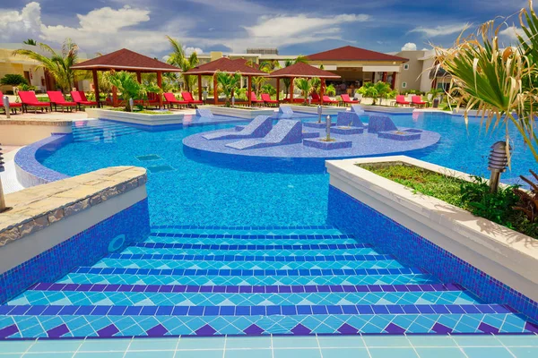 Hermosa acogedora piscina acogedora y elegante y jardines en soleado hermoso día de verano — Foto de Stock