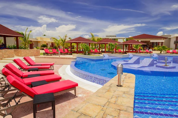 inanılmaz şık bir yüzme havuzu ve zemin gün güneşli güzel yaz